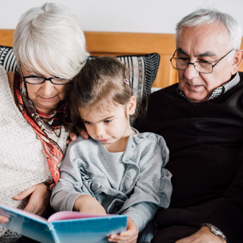 Książka mostem między pokoleniami, czyli rzecz o tym, dlaczego dziadkowie także powinni czytać książki dzieciom i z nimi o nich rozmawiać
