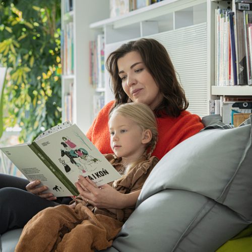 „Nie czytam dziecku, bo się wstydzę…”. Czemu niektórzy rodzice krępują się czytać na głos i jak to zmienić?