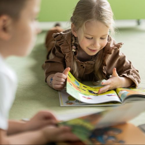 Czytam dziecku, ale ono nie słucha”. Jakie mogą być przyczyny i co robić w takiej sytuacji?