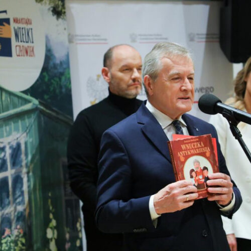 Minister Kultury i Dziedzictwa Narodowego prezentuje książkę Wnuczka antykwariusza